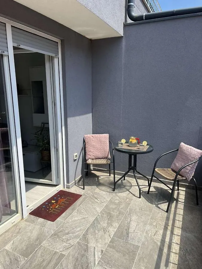 Apartment Pink Sky Pula 0*,